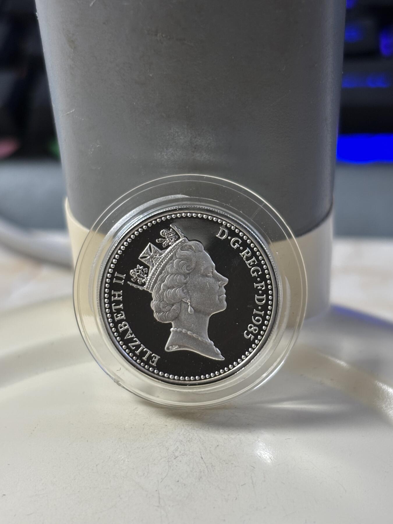 第185期拍卖 英国1985年 王冠系列-韮葱和王冠（威尔士）1英镑精制加厚纪念银币 19克.925银 发行量：15000枚