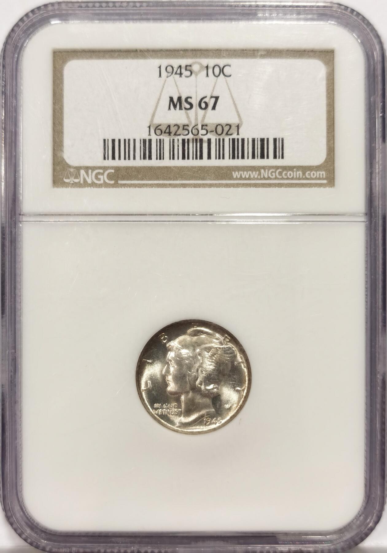 博洋堂藏家专场系列之美国钱币白金之夜专场②暨第152期（全场包邮）  NGC MS67 美国1945年墨丘利10分银币 顶级状态。NGC早期白盒，极致强光，底板丝绸细腻肉眼几乎看不见瑕疵。麦稀奇所见最高分数。在美国也是相当热门的基础品种之一。9月SBP这个年份的66分刚刚拍了134美元接近人民币1000元，此枚67分国内现货筹码值得藏家重点关注