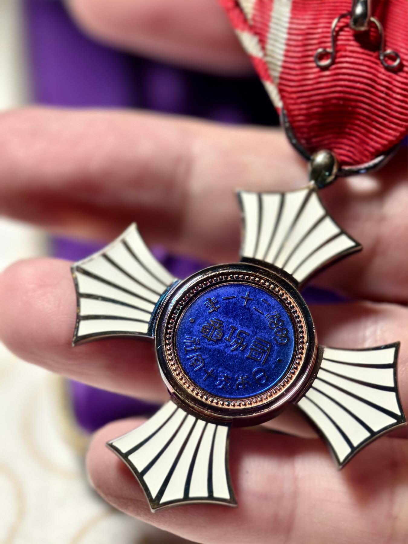 抚柳草堂-首期章牌钱币 限时免佣 满百包邮 放漏专场 赤十字金色有功章 银质七宝烧 工艺很好品相也很好 重33.9g