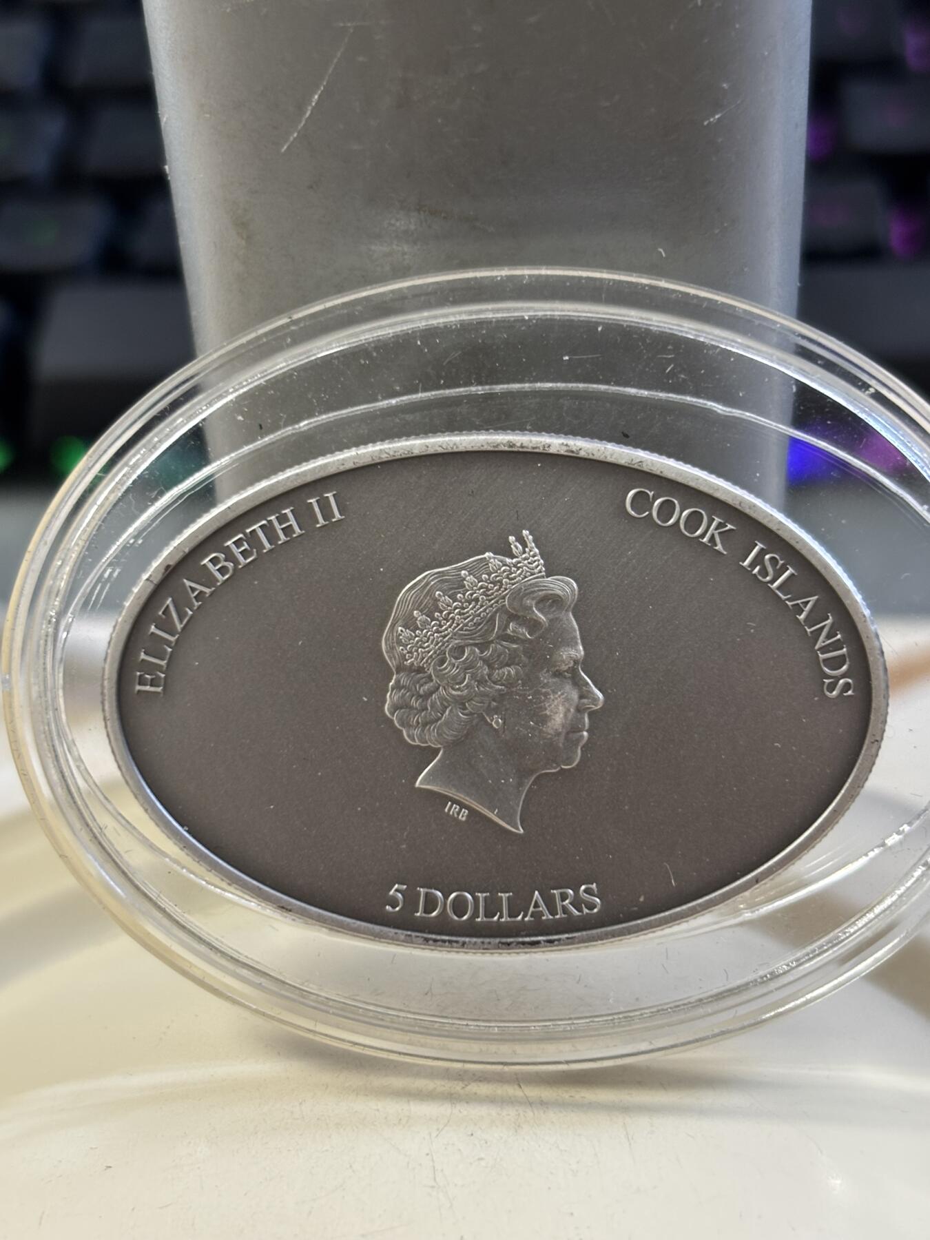 第185期拍卖 库克群岛2012年纳米芯片系列(1)–西斯廷教堂《创世纪》壁画椭圆形仿古纪念银币，999银，25克，发行999枚