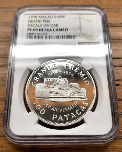 凡希社世界钱币微拍月度大拍（2025/12） - 1978澳门格兰披治赛车大奖赛100元大银广告版NGC-PF69UC，盒子上有划痕，币完美。