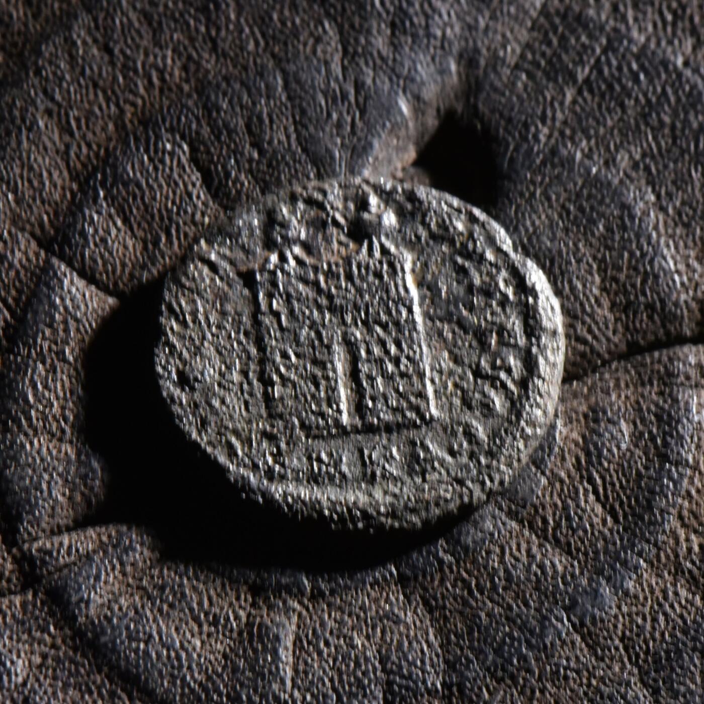 【良泉】【元旦直播场】1月1日晚19.30点开拍！208组西方古代钱币、日本朝鲜花钱 公元324-326年【古罗马】君士坦丁大帝“军塔营门”铜币，基齐库斯造币厂打制，2.26克