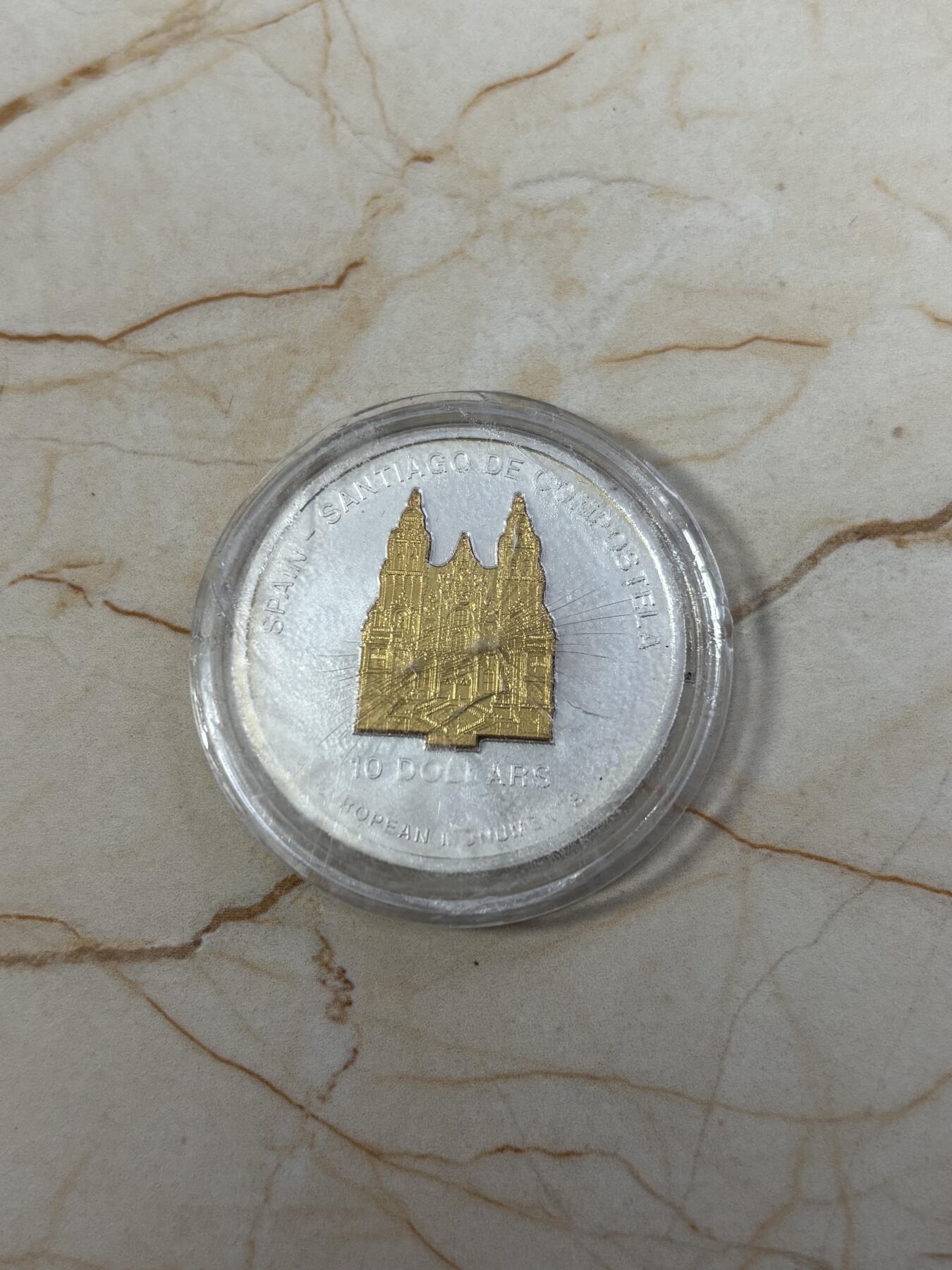 第185期拍卖 瑙鲁2006年 欧洲地标-西班牙圣地亚哥主教座堂立体部分镀金精制银币， 1盎司，999银 发行量：2000枚