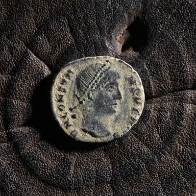 【良泉】【元旦直播场】1月1日晚19.30点开拍！208组西方古代钱币、日本朝鲜花钱 - 【发丝清晰美品】公元347-348年【古罗马】君士坦斯“誓愿”铜币，1.31克