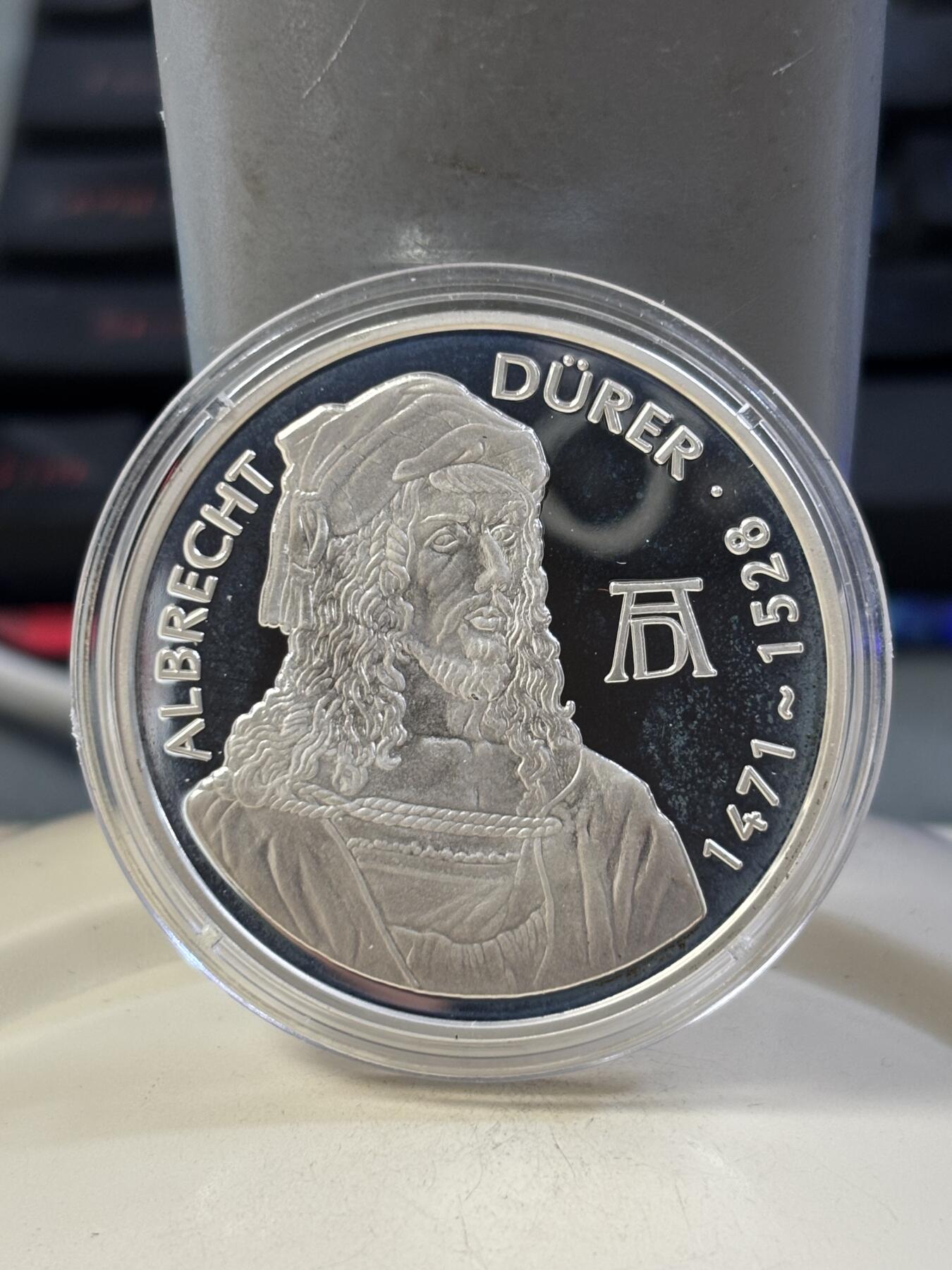 第185期拍卖 乌干达2001年人物丢勒精制纪念银币带证书，925银，20克，发行5000枚【银价266】