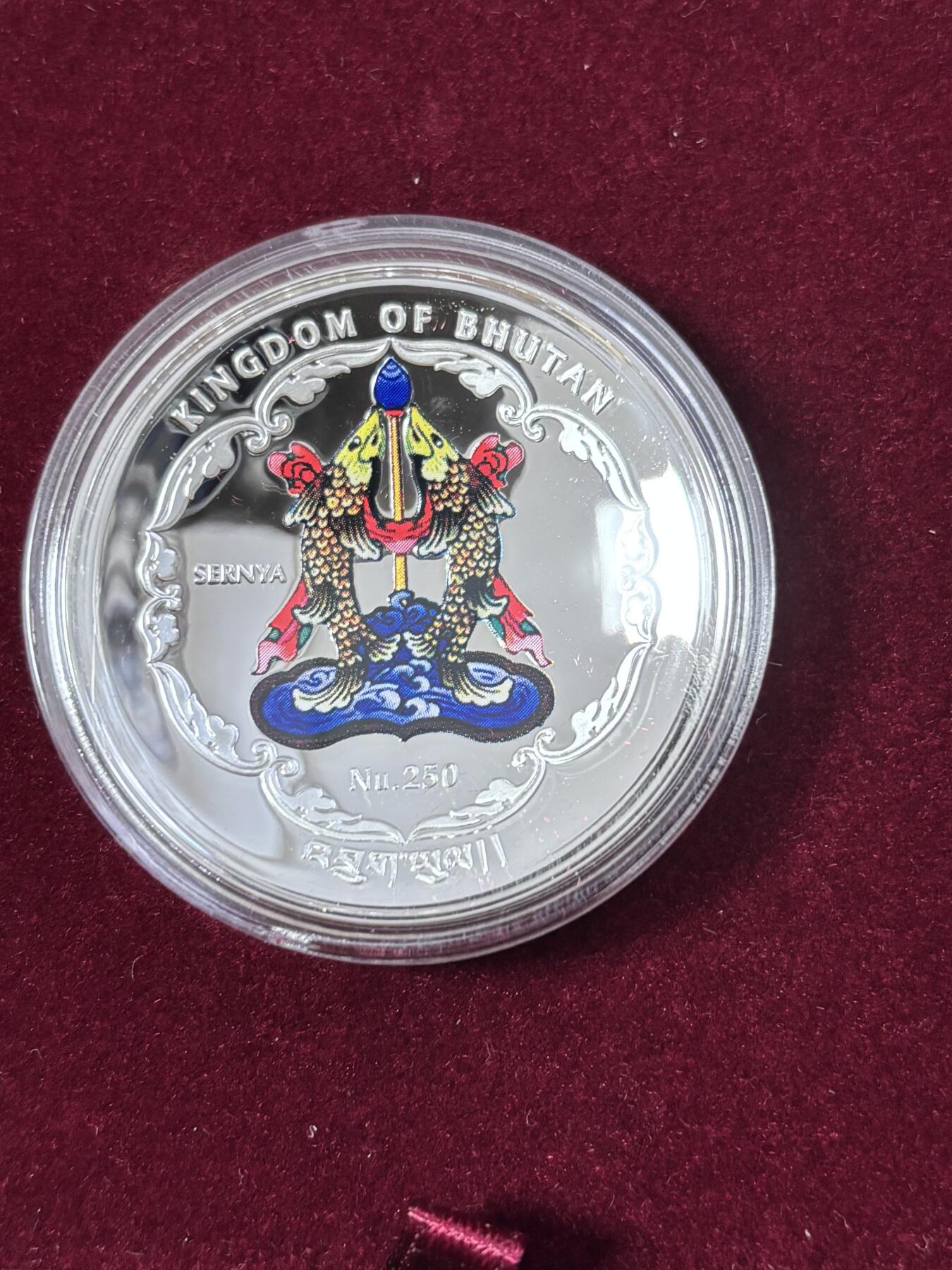 第185期拍卖 不丹2014年世界佛教-越南弥勒佛凹凸曲面1盎司彩色精制纪念银币 ，999银，发行量10000枚，新加坡造币厂首枚也是唯一的1枚凹凸双曲面纪念银币