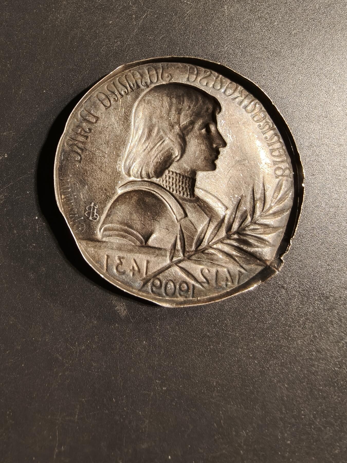 老王徽章第169期 法国圣女贞德单面镀银铜章     直径52mm.    重量6.1g