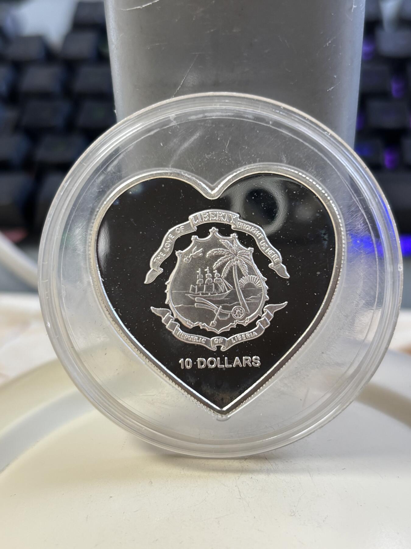 第185期拍卖 利比里亚2006年白天鹅爱情桃心形彩色纪念银币，925银，25克，发行2500枚