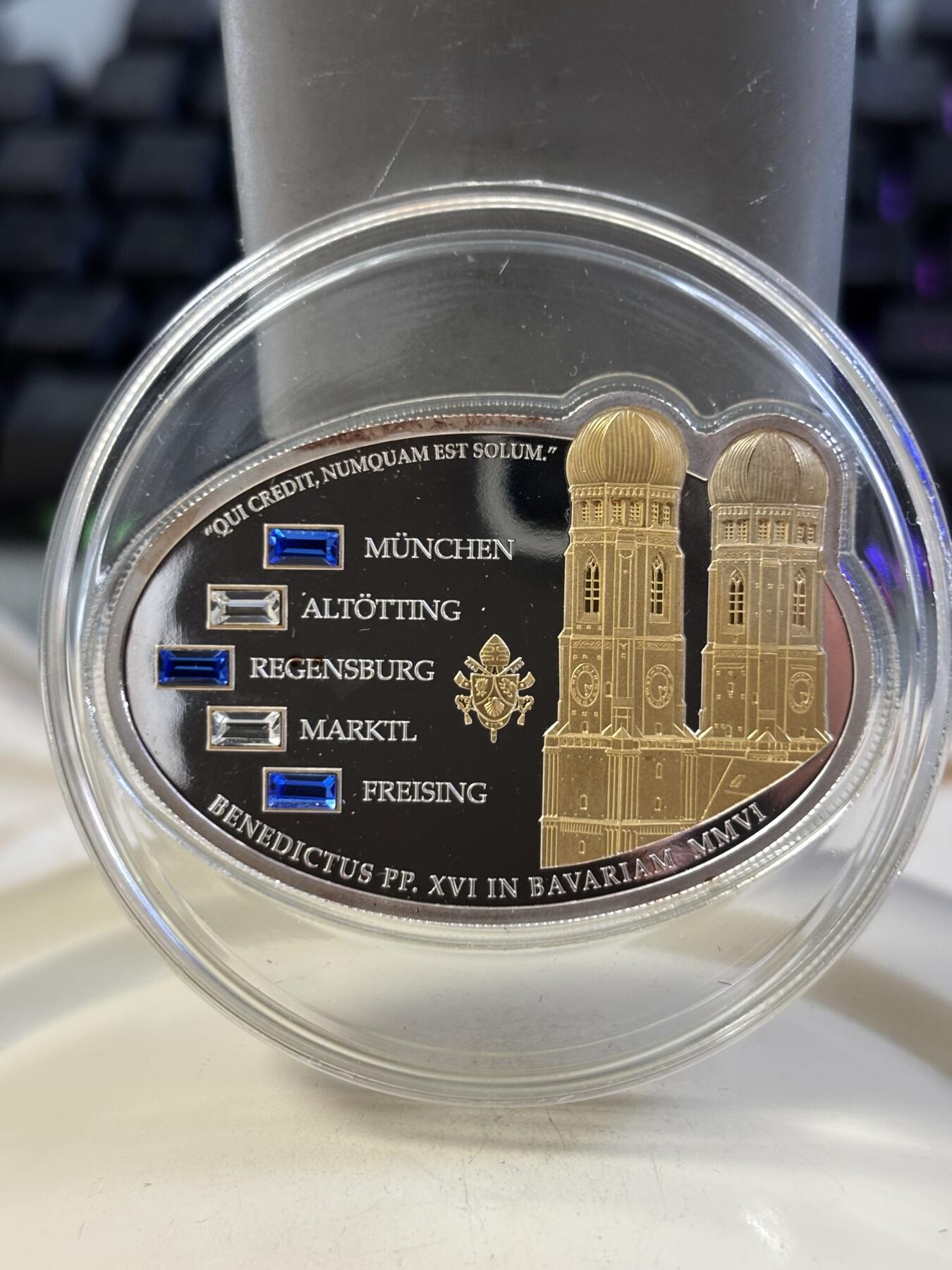 第185期拍卖 库克2012年圣保罗镶水晶镀金纪念银币，999银镀金，25克，有氧化