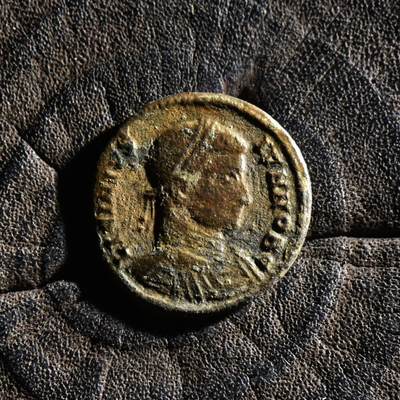 【良泉】【元旦直播场】1月1日晚19.30点开拍！208组西方古代钱币、日本朝鲜花钱 - 【罕见】公元 317-320 年【古罗马】李锡尼二世“双天使誓愿”富力铜币，2.61克