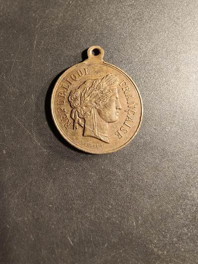 老王徽章第169期 - 法国巴涅尔德比戈尔“大型和声、合唱团和军乐队音乐比赛"铜章     直径23mm.    重量4.6g