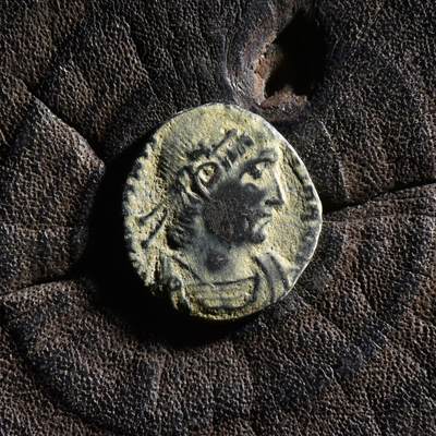 【良泉】【元旦直播场】1月1日晚19.30点开拍！208组西方古代钱币、日本朝鲜花钱 - 【发丝清晰】公元337-361年【古罗马】君士坦提乌斯二世“士兵军旗”铜币，1.3克