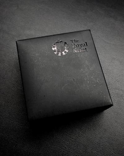 凡希社世界钱币微拍月度大拍（2025/12） - 1999英国英式橄榄球环彩镀金2英镑银币，原厂盒证全品。