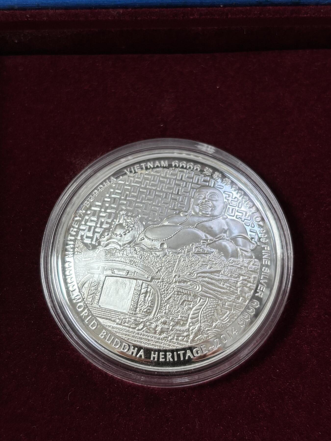 第185期拍卖 不丹2014年世界佛教-越南弥勒佛凹凸曲面1盎司彩色精制纪念银币 ，999银，发行量10000枚，新加坡造币厂首枚也是唯一的1枚凹凸双曲面纪念银币