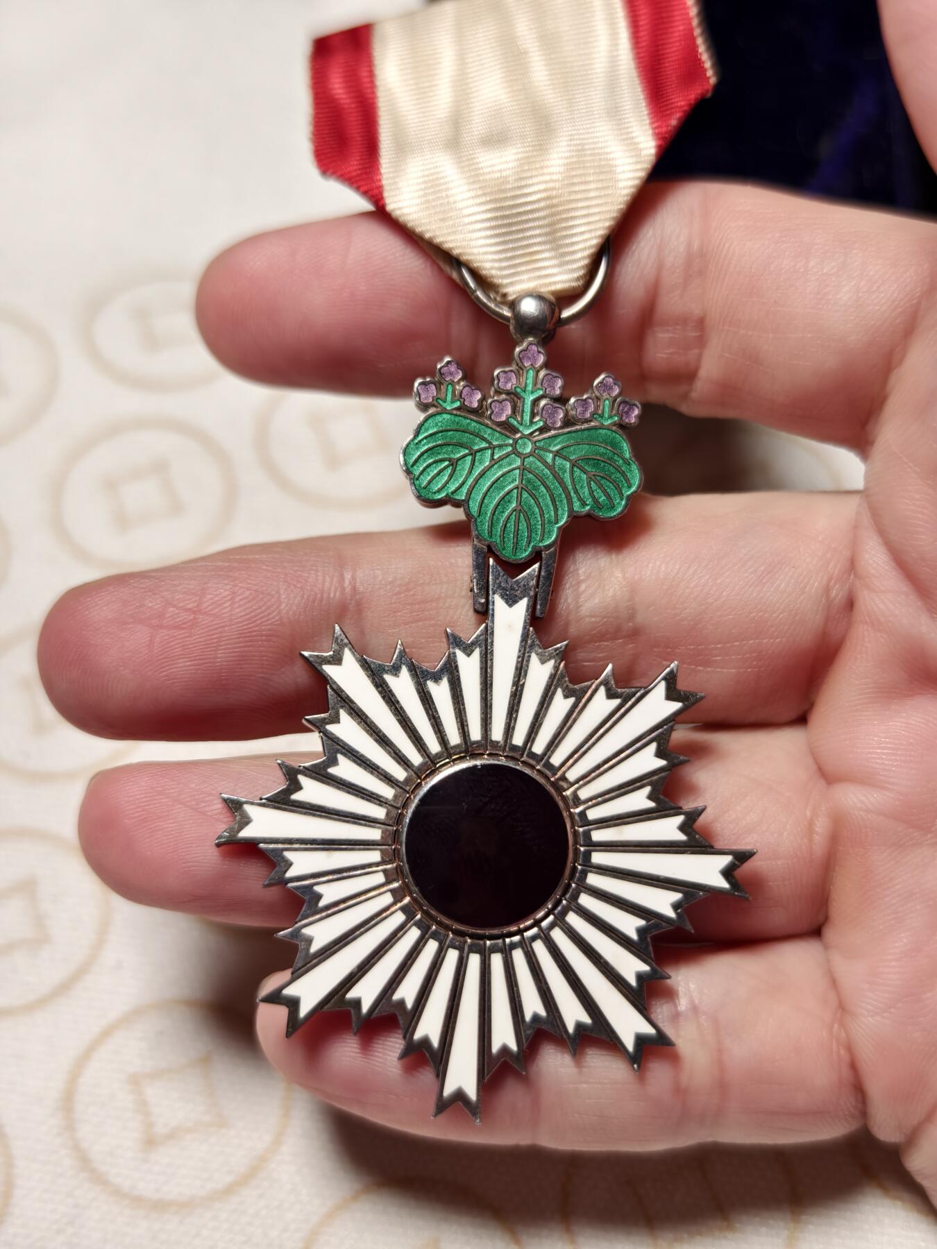 抚柳草堂-首期章牌钱币 限时免佣 满百包邮 放漏专场 勋六等单光旭日章 原盒好品银质珐琅完美 重36g