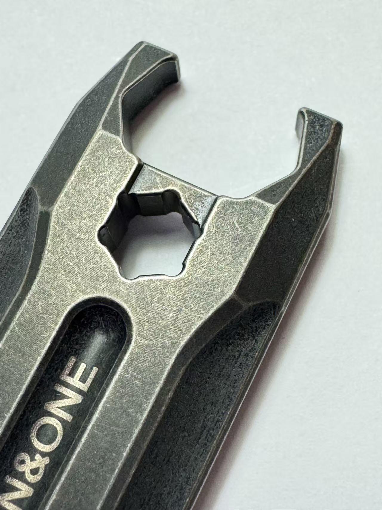 零元拍：D4 ONE EDC 户外随身扁头撬棒拆卸工具钛金属撬棍多功能战术酷棍挂扣83/23/6MM，参考价：245