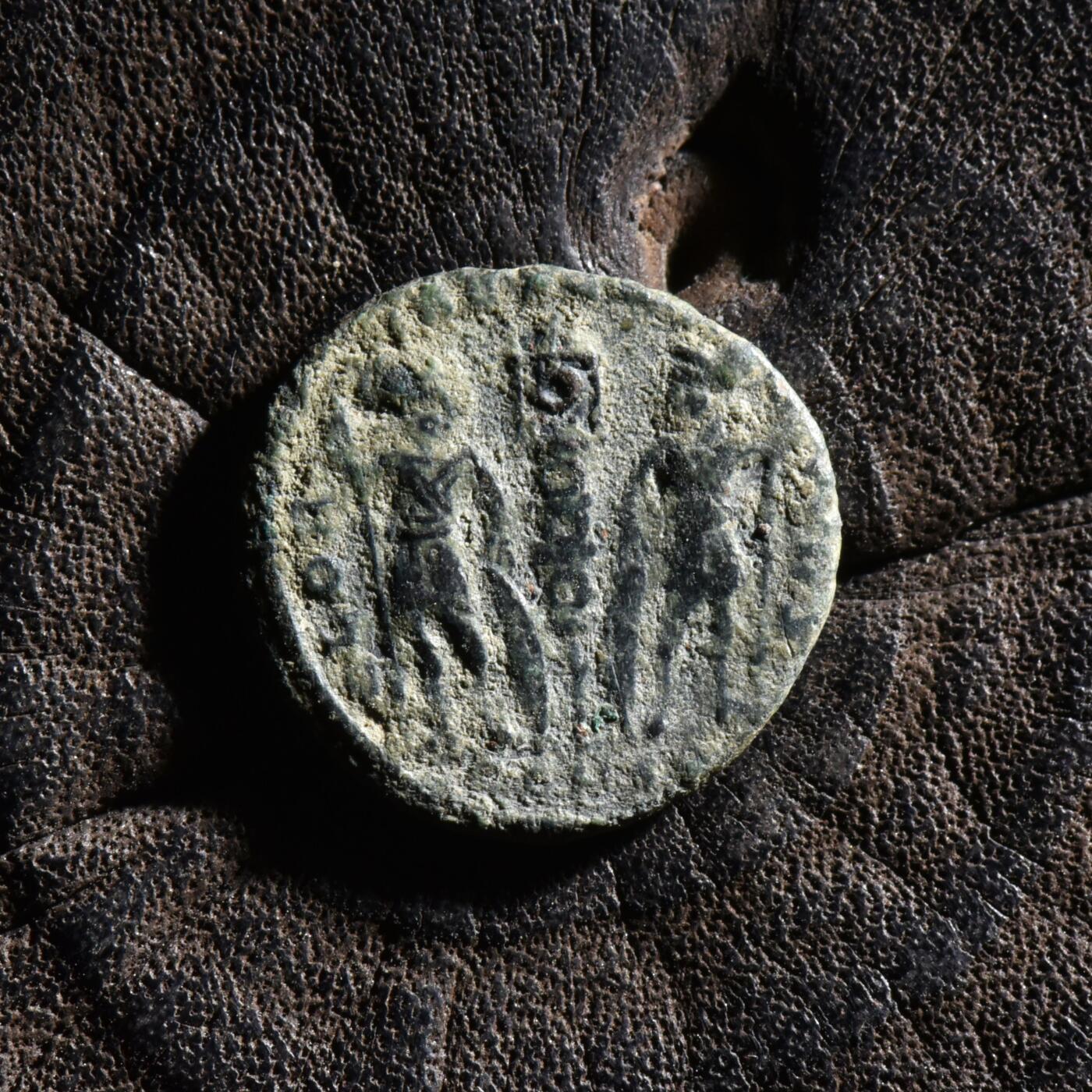 【良泉】【元旦直播场】1月1日晚19.30点开拍！208组西方古代钱币、日本朝鲜花钱 公元335-337年【古罗马】君士坦丁二世，凯撒头衔“士兵军旗”铜币，1.49克