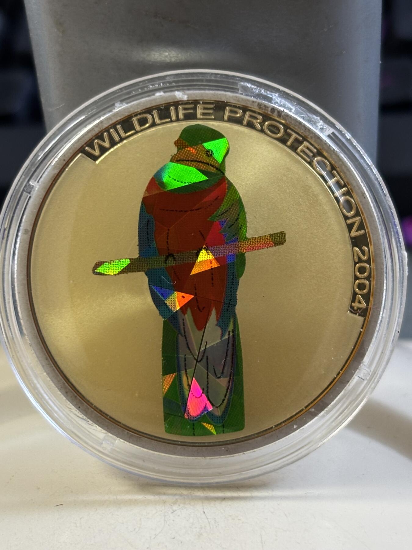 第185期拍卖 刚果2004年非洲珍稀鸟类格查尔鸟棱镜幻彩纪念银币，925银，25克，发行5000枚