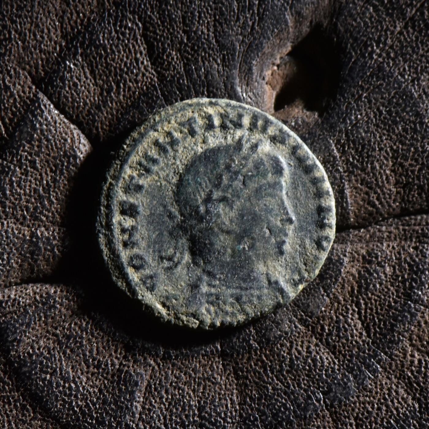 【良泉】【元旦直播场】1月1日晚19.30点开拍！208组西方古代钱币、日本朝鲜花钱 公元335-337年【古罗马】君士坦丁二世，凯撒头衔“士兵军旗”铜币，1.49克