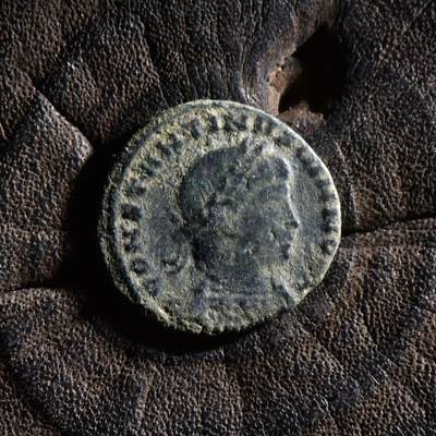 【良泉】【元旦直播场】1月1日晚19.30点开拍！208组西方古代钱币、日本朝鲜花钱 - 公元335-337年【古罗马】君士坦丁二世，凯撒头衔“士兵军旗”铜币，1.49克