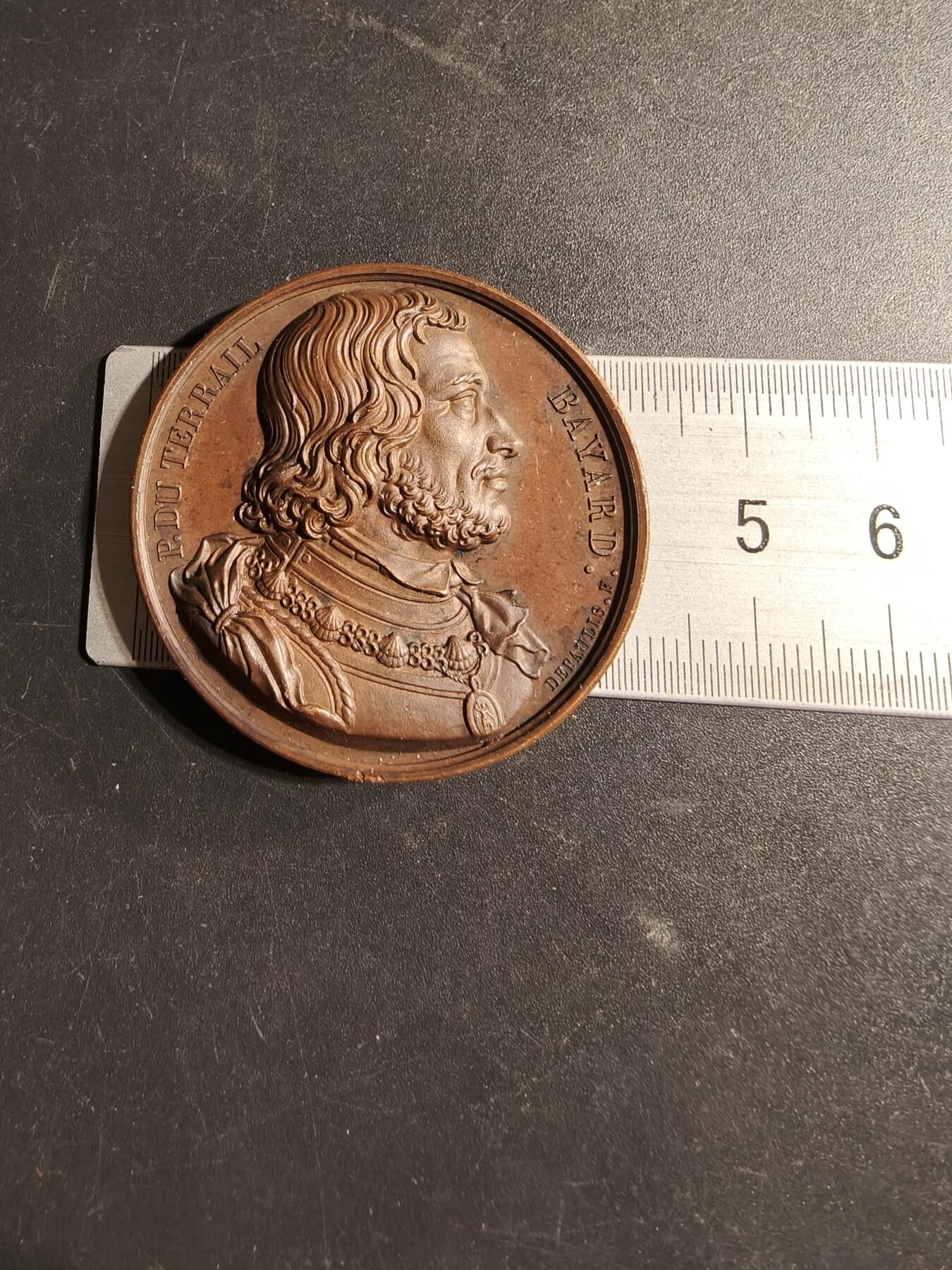 老王徽章第169期 法国“伟人金属画廊”大铜章    1822年原铸    正面为法国著名士兵皮埃尔·泰拉伊·德·巴亚尔，以“无畏且无可指责的骑士”而闻名     直径41mm.    重量38.7g
