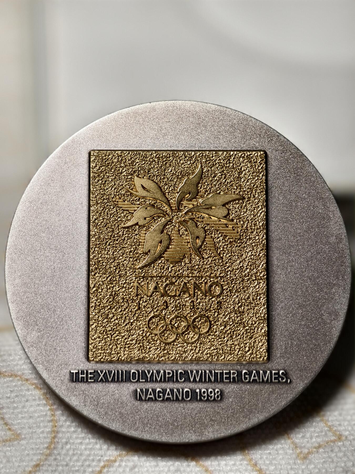 抚柳草堂-首期章牌钱币 限时免佣 满百包邮 放漏专场 1998年长野冬奥会纪念币二次发行大银章 120g纯银材质局部镀金 原盒带证 品相完美