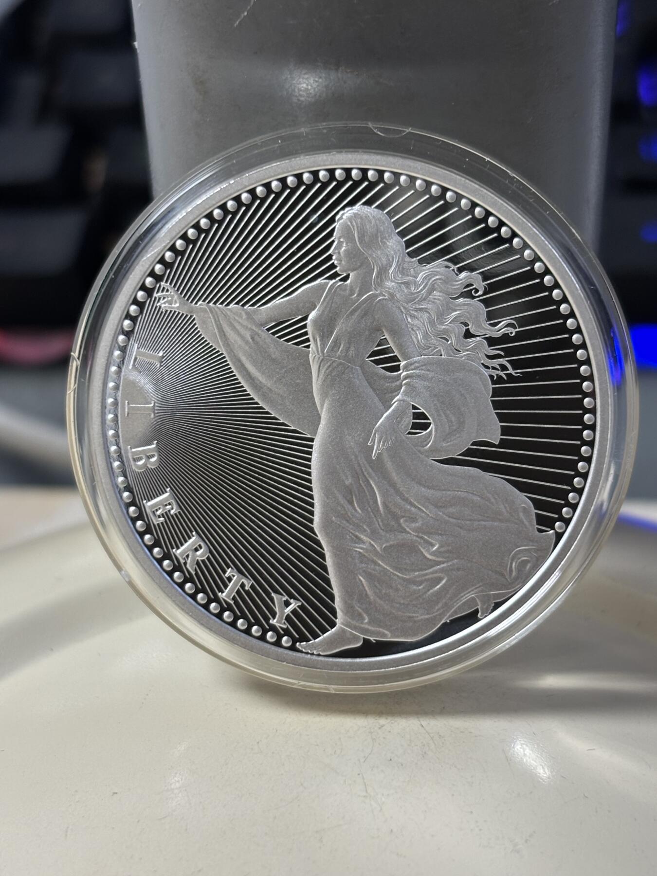 第185期拍卖 美国2022年加密货币女神神兽1盎司精制纪念银币，999银，发行1000枚