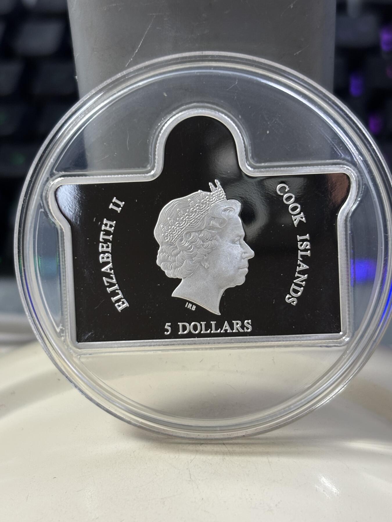 第185期拍卖 库克2011年教皇访问德国异形镶嵌水晶镀金银币，925银，25克，发行5000枚