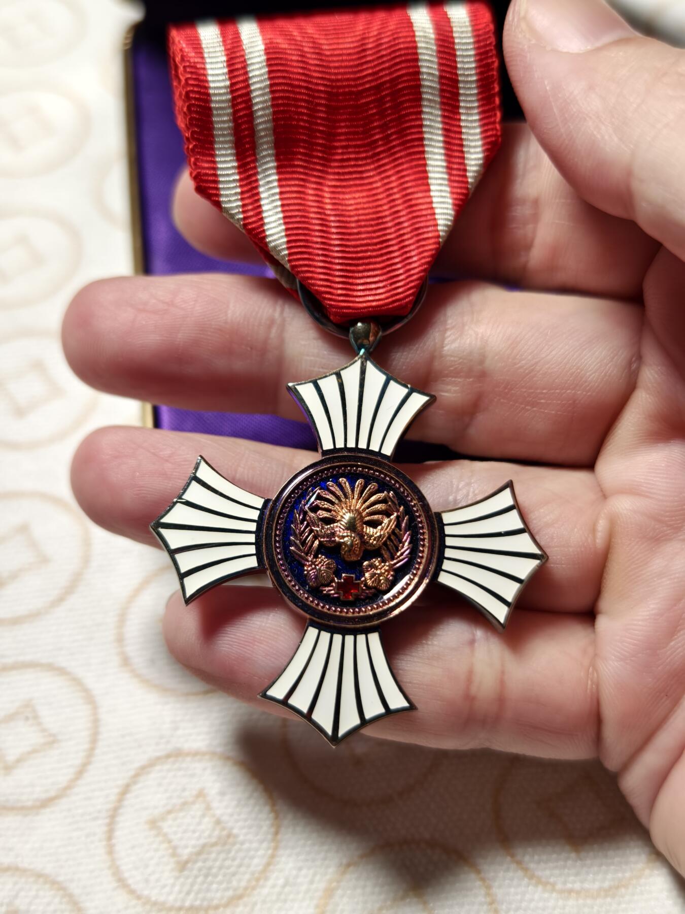 抚柳草堂-首期章牌钱币 限时免佣 满百包邮 放漏专场 赤十字金色有功章 银质七宝烧 工艺很好品相也很好 重33.9g