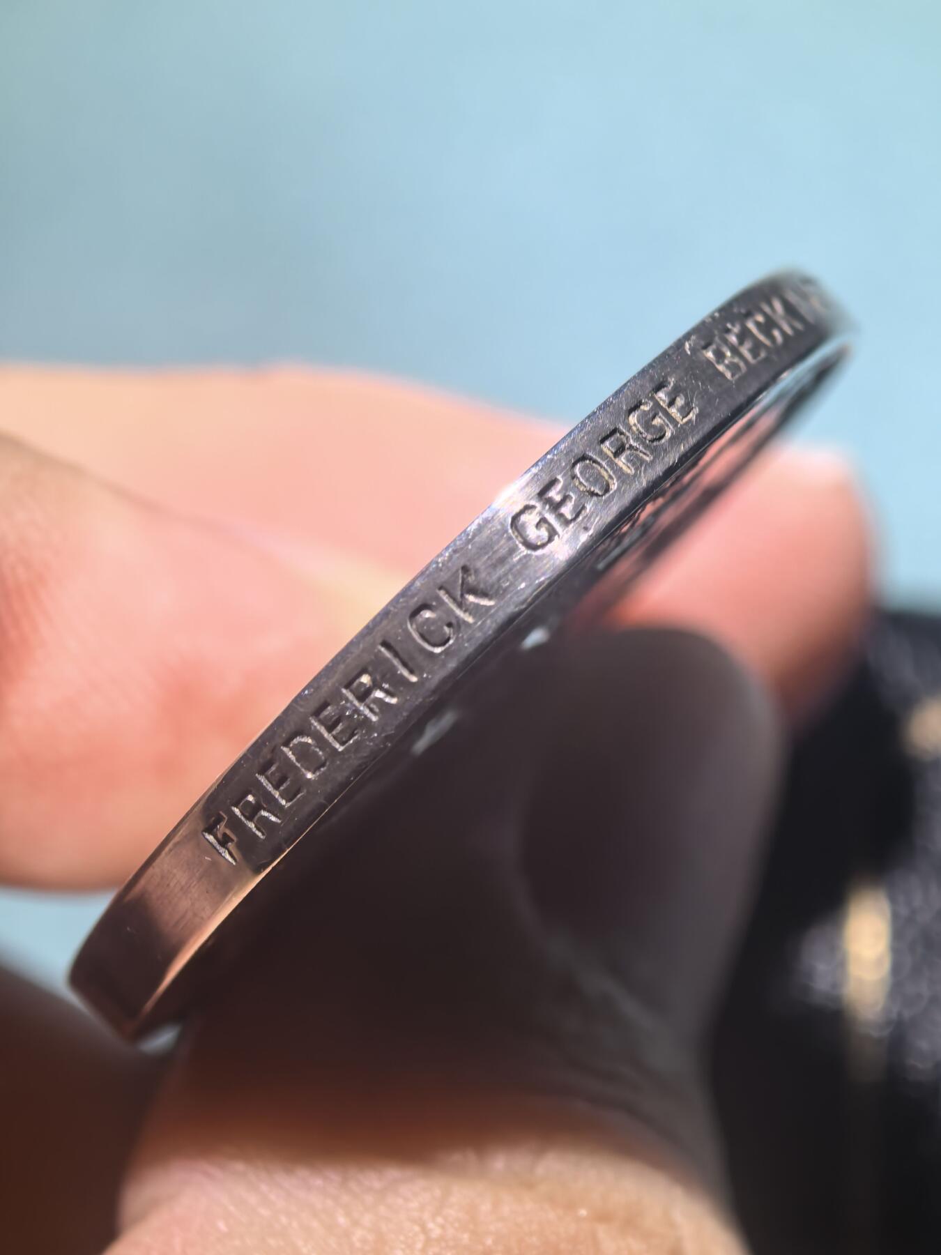 盛世勋华——号角文化勋章邮票专场拍卖第293期 英国帝国服务奖章 伊丽莎白女王版 带原盒 银制 皇家造币局产 带刻名（目前该类奖章有复制品流通于市场，请各位藏友注意） 