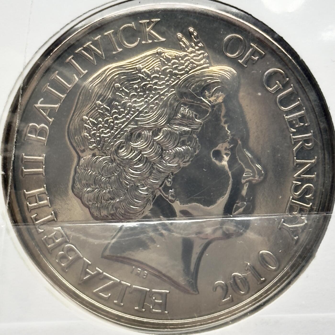 ＜小葵钱铺＞第67期·克朗币·银币场·满200包邮，不寄存·12月15日发货 〈邮币封〉根西岛2010年不列颠群岛战争·解放根西岛5镑克朗型纪念币