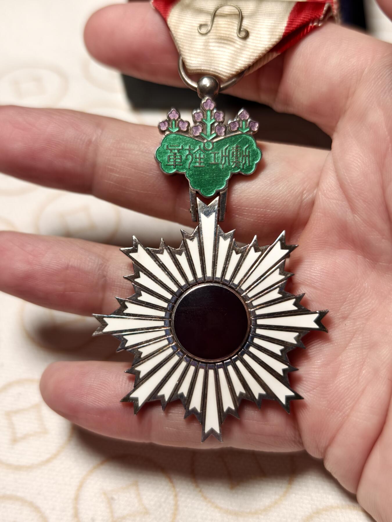 抚柳草堂-首期章牌钱币 限时免佣 满百包邮 放漏专场 勋六等单光旭日章 原盒好品银质珐琅完美 重36g