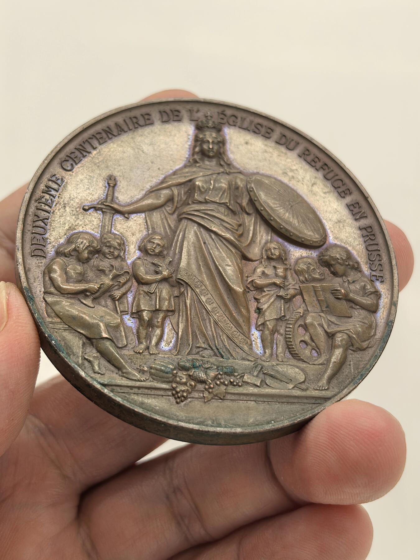 博洋堂世界钱币拍卖第151期（全场包邮） 德国普鲁士1885年纪念柏林法国教区成立200周年大铜章，60.8mm,106g,正面图案：花枝环绕下，弗里德里希大帝和威廉一世的侧像，在两顶加冕皇冠的衬托下，冠冕头鹰两翼张开，气势非凡。反面图案：波卢西亚女神手握剑和盾牌，守护着孩子们。精美的高浮雕铜章，极具收藏价值。