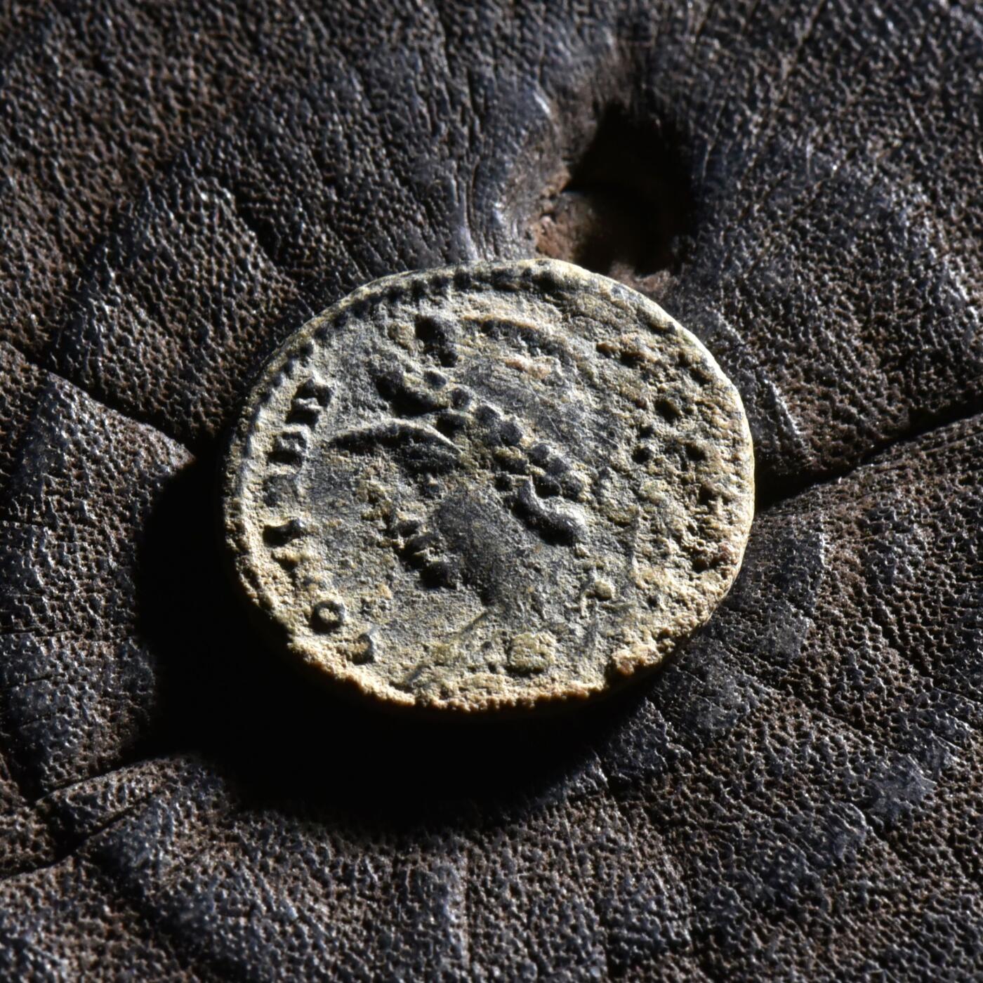 【良泉】【元旦直播场】1月1日晚19.30点开拍！208组西方古代钱币、日本朝鲜花钱 【极美品】公元330-340年【古罗马】君士坦丁大帝“胜利女神”铜币，君士坦丁堡迁都纪念，1.9克