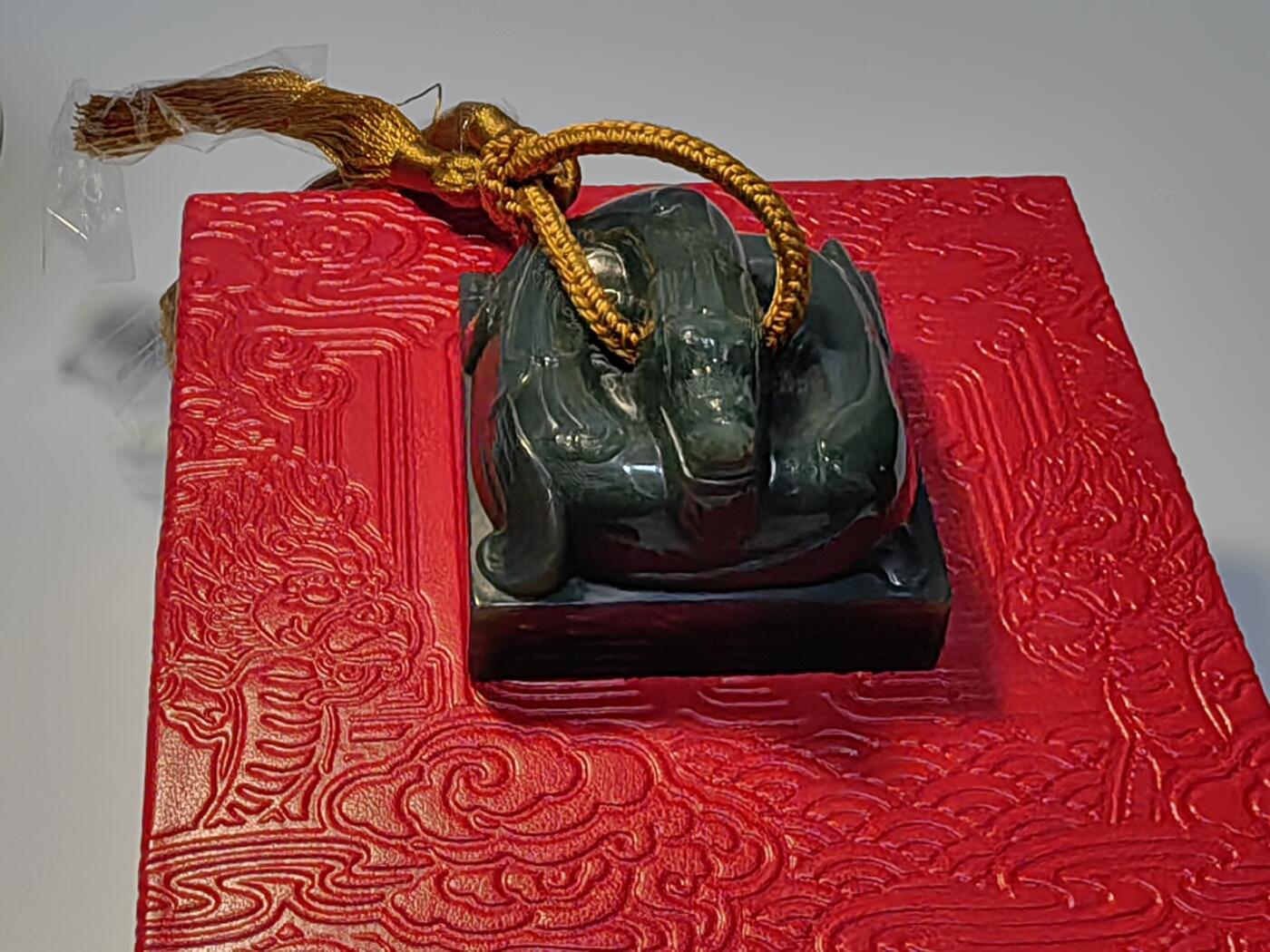 百年传承龙鳞双宝金银币及和田玉玺