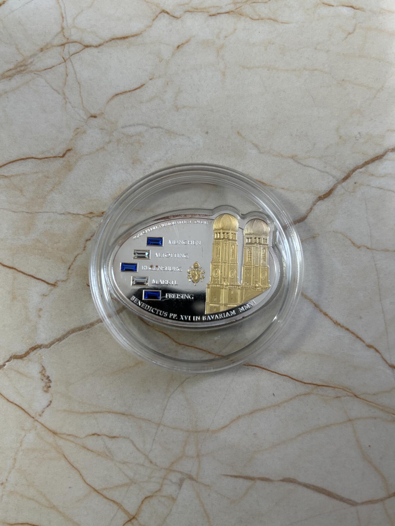 第185期拍卖 库克2012年圣保罗镶水晶镀金纪念银币，999银镀金，25克，有氧化