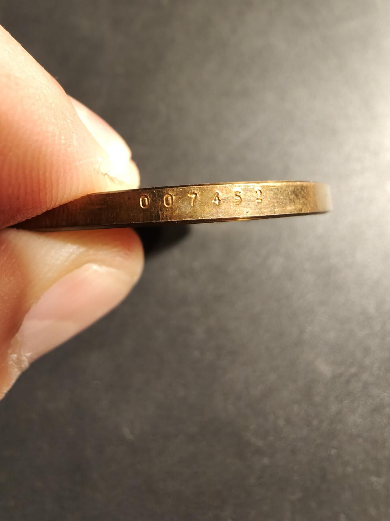 老王徽章第169期 美国阿波罗11号登月纪念章      编号007452      直径39mm.    重量22.9g