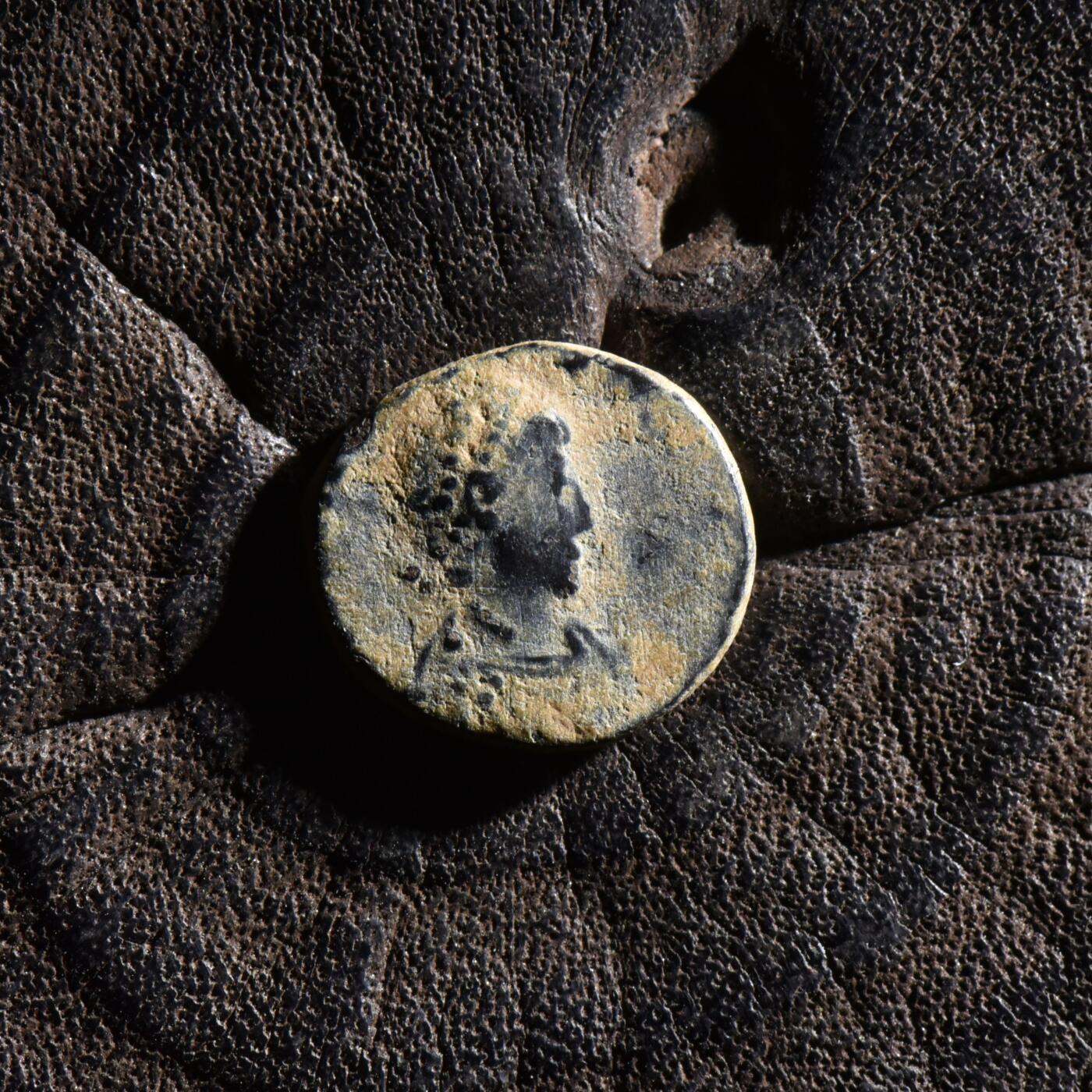 【良泉】【元旦直播场】1月1日晚19.30点开拍！208组西方古代钱币、日本朝鲜花钱 【微型】公元395-408年【古罗马】东罗马帝国，阿尔卡狄乌斯“胜利女神俘虏蛮族”铜币，君士坦丁堡造币厂打制，1.27克