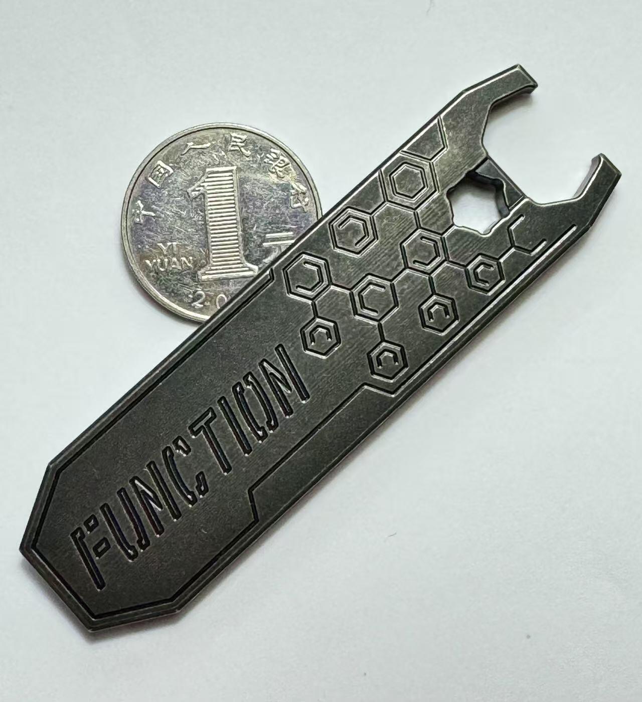 零元拍：D4 ONE EDC 户外随身扁头撬棒拆卸工具钛金属撬棍多功能战术酷棍挂扣83/23/6MM，参考价：245