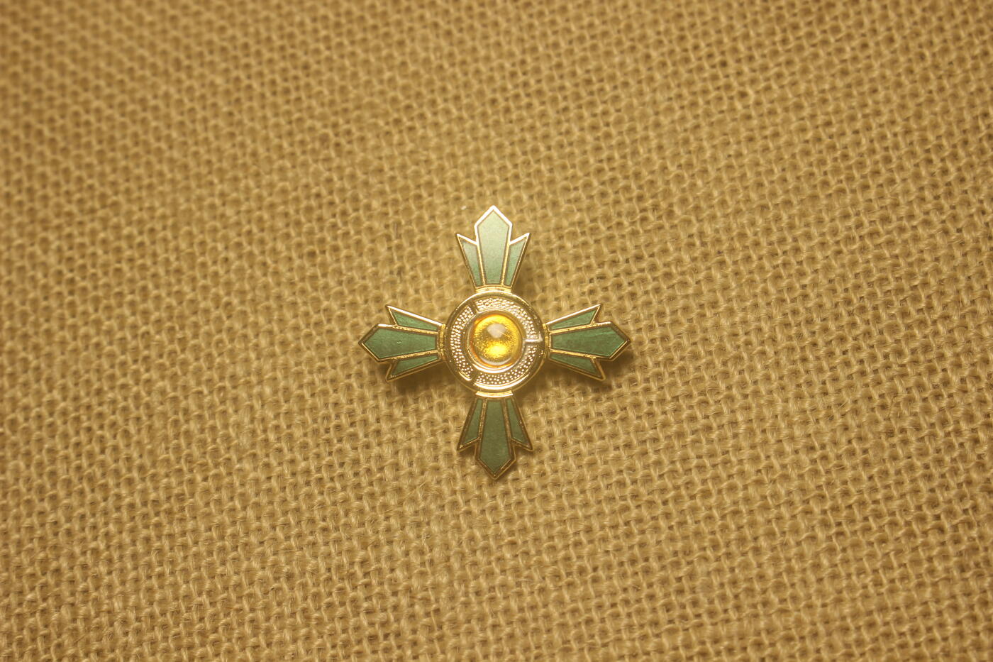 交通绿十字奖章，中间的装饰物遗失