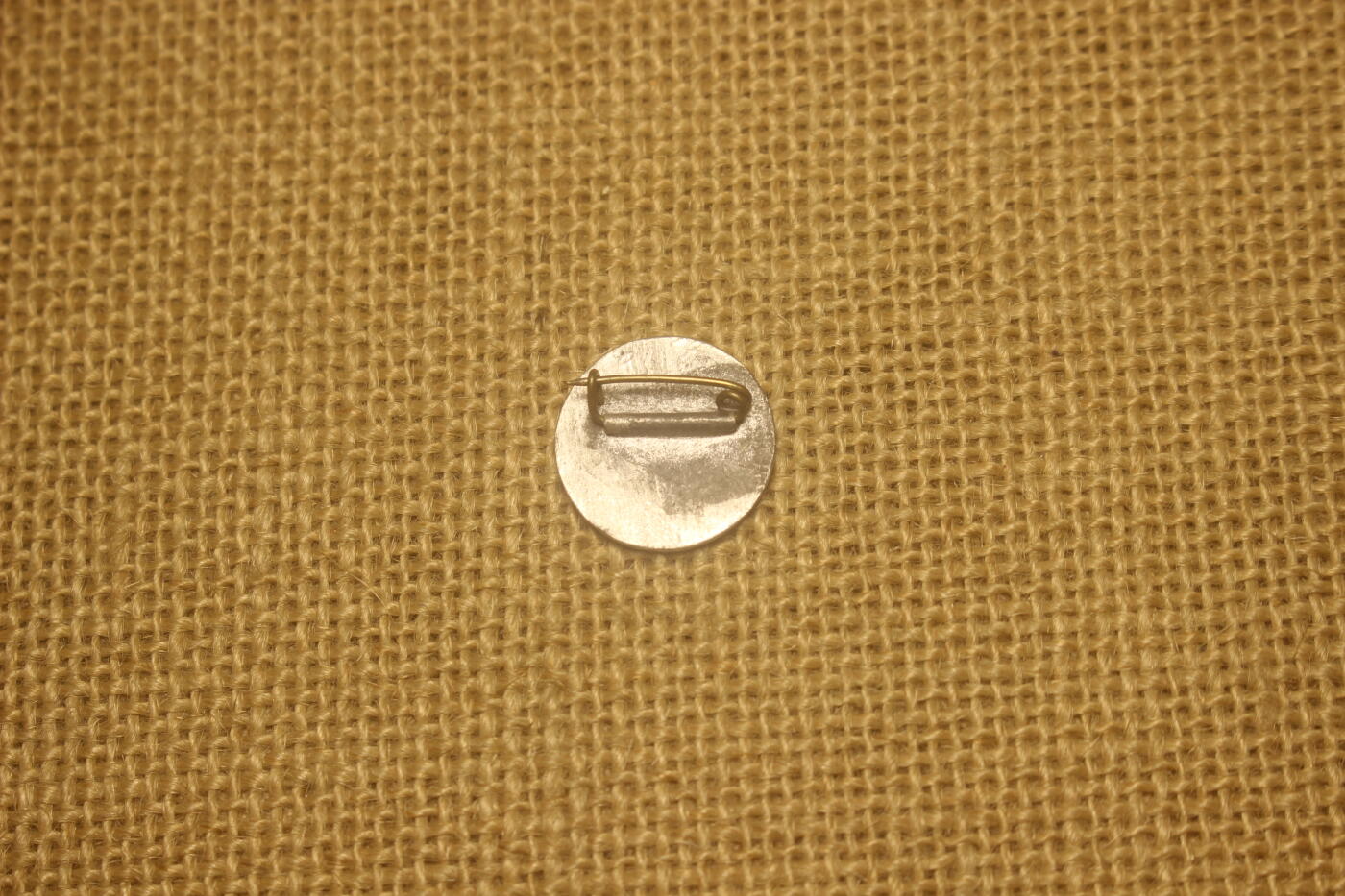 战后某活动纪念小徽章，合金材质