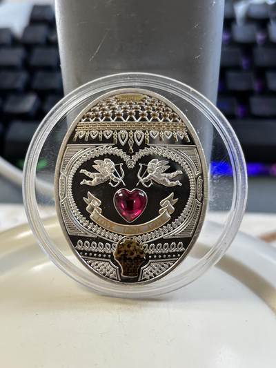 第185期拍卖 - 纽埃2011年皇家爱情彩蛋天使之箭镶红水晶椭圆银币，925银，28.28克，币有瑕疵，塑料盒有裂痕