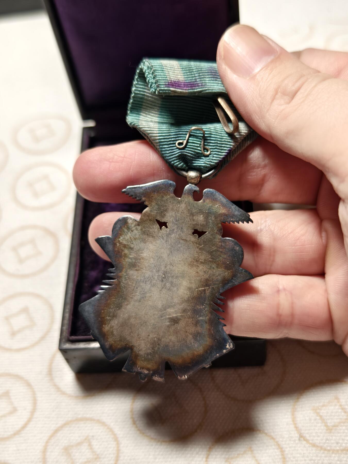 抚柳草堂-首期章牌钱币 限时免佣 满百包邮 放漏专场 七鸟 勋七级金鵄章 银质局部镀金 品相如图