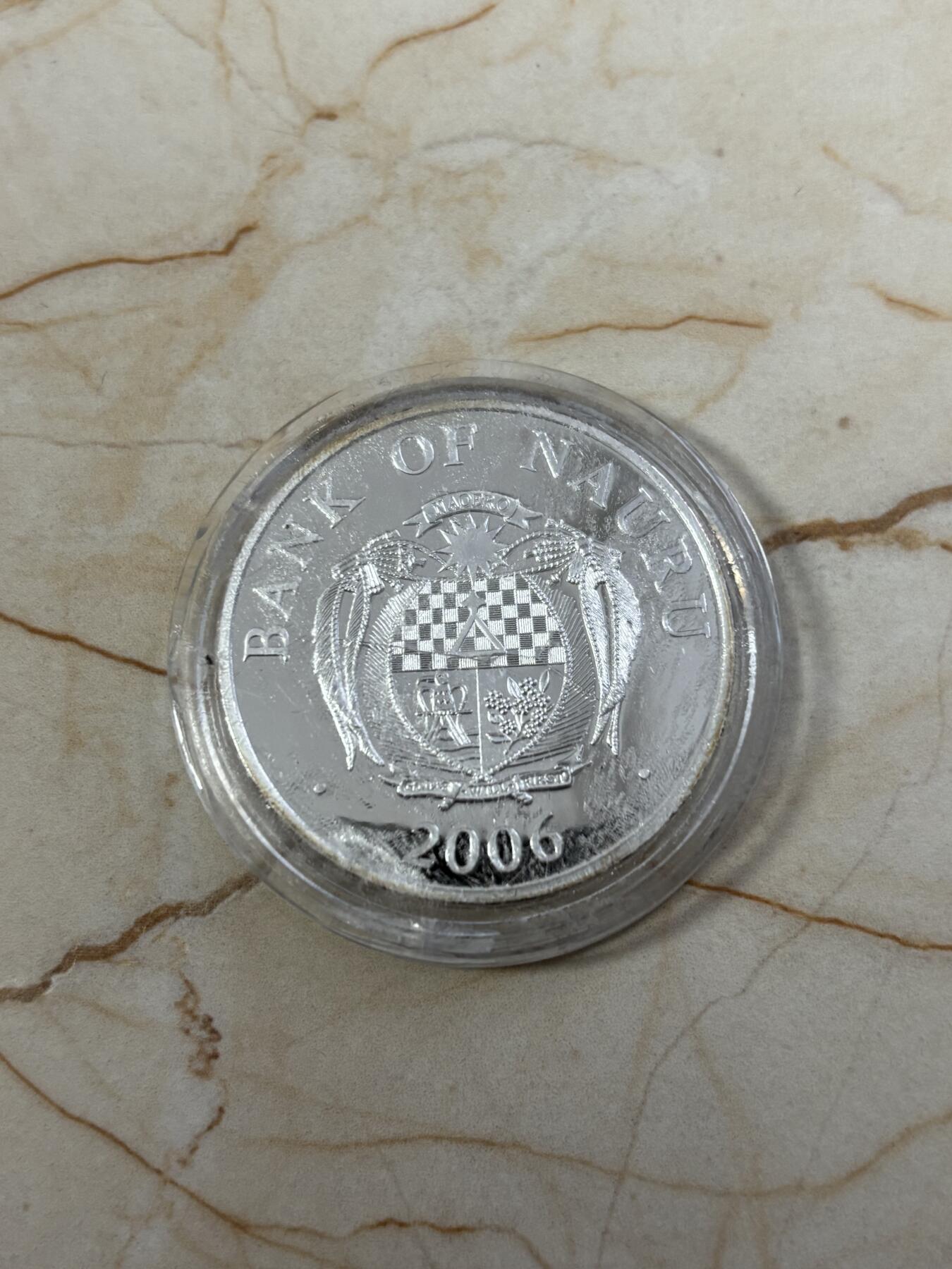 第185期拍卖 瑙鲁2006年 欧洲地标-西班牙圣地亚哥主教座堂立体部分镀金精制银币， 1盎司，999银 发行量：2000枚