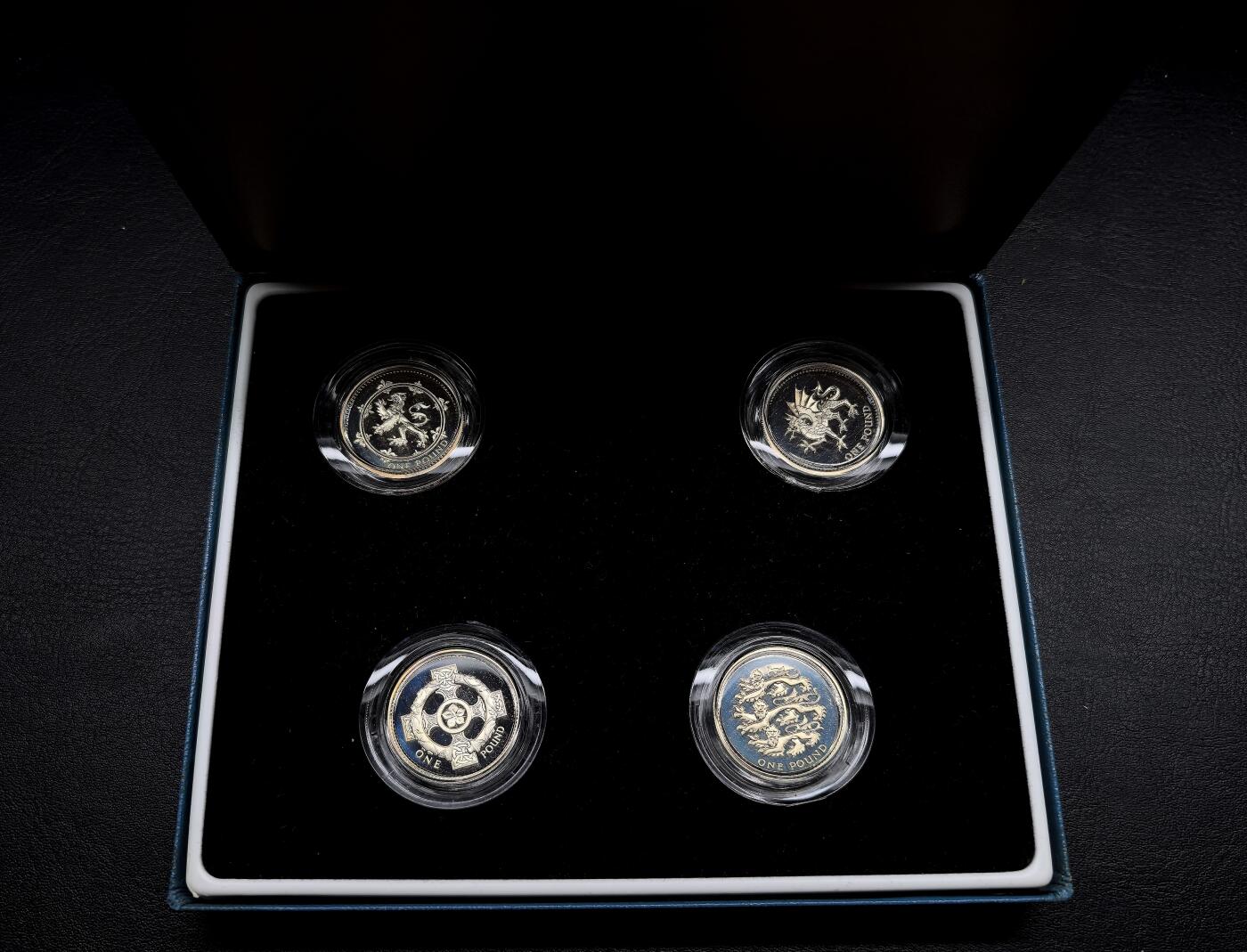 凡希社世界钱币微拍月度大拍（2025/12） 1999-2002英国加厚英镑银币四枚一组，原盒无证书，币面有自然氧化。