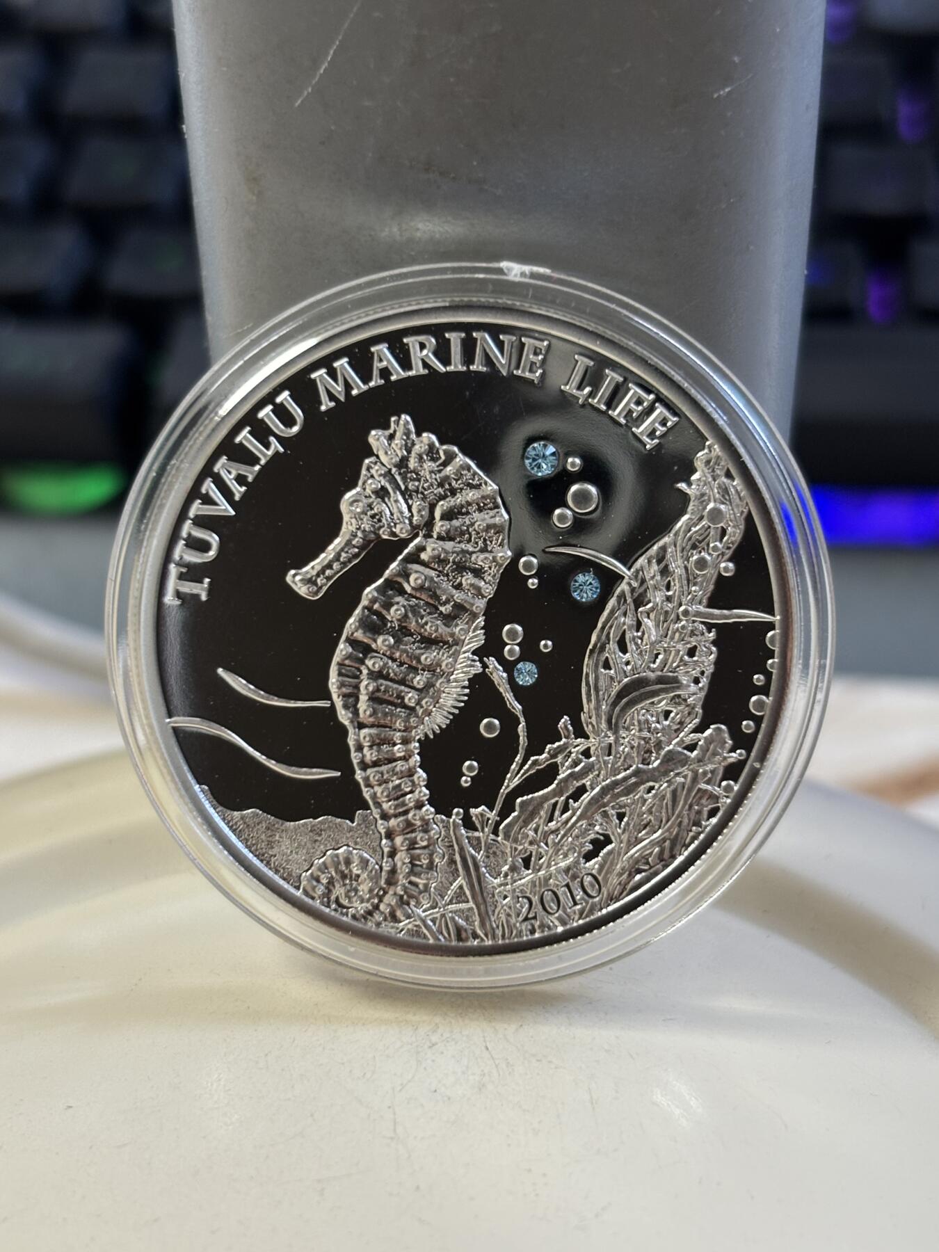 第185期拍卖 图瓦卢2010年海洋动物海马镶施华洛世奇蓝水晶银币带证书，925银，25克，发行2500枚
