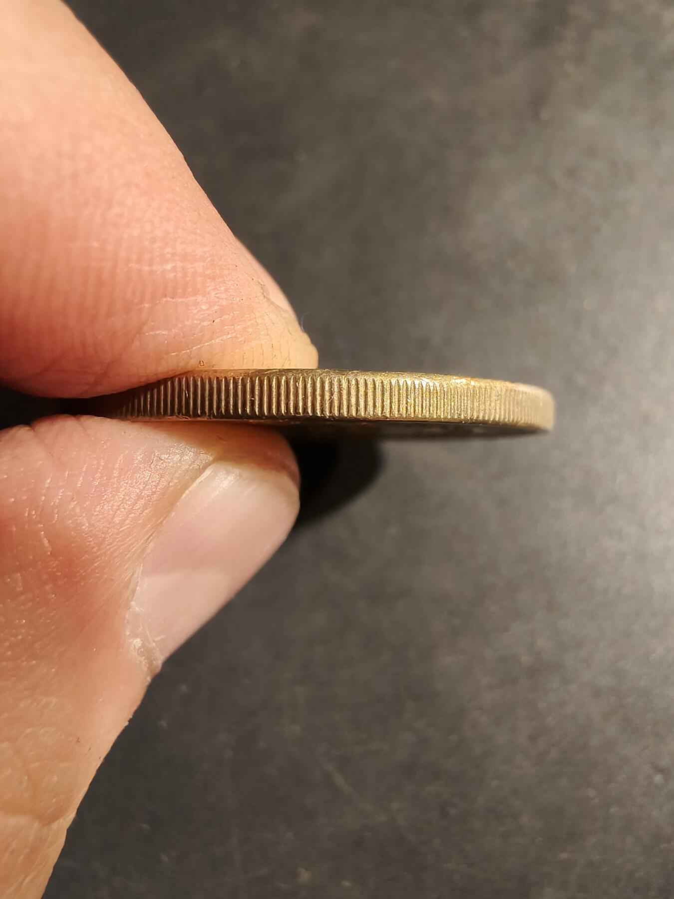 老王徽章第169期 法国孔克圣福伊修道院纪念章     直径34mm.    重量14.3g