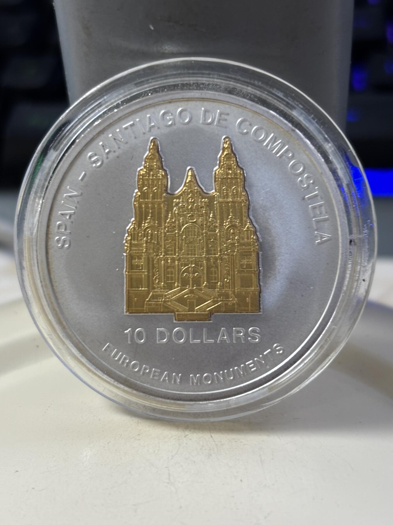 第185期拍卖 瑙鲁2006年 欧洲地标-西班牙圣地亚哥主教座堂立体部分镀金精制银币， 1盎司，999银 发行量：2000枚