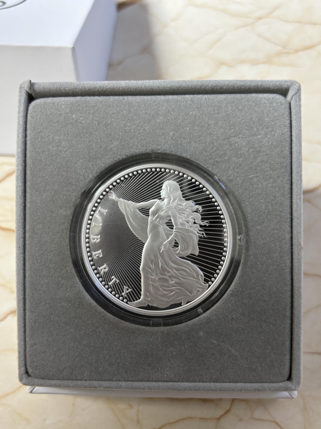 第185期拍卖 美国2022年加密货币女神神兽1盎司精制纪念银币，999银，发行1000枚