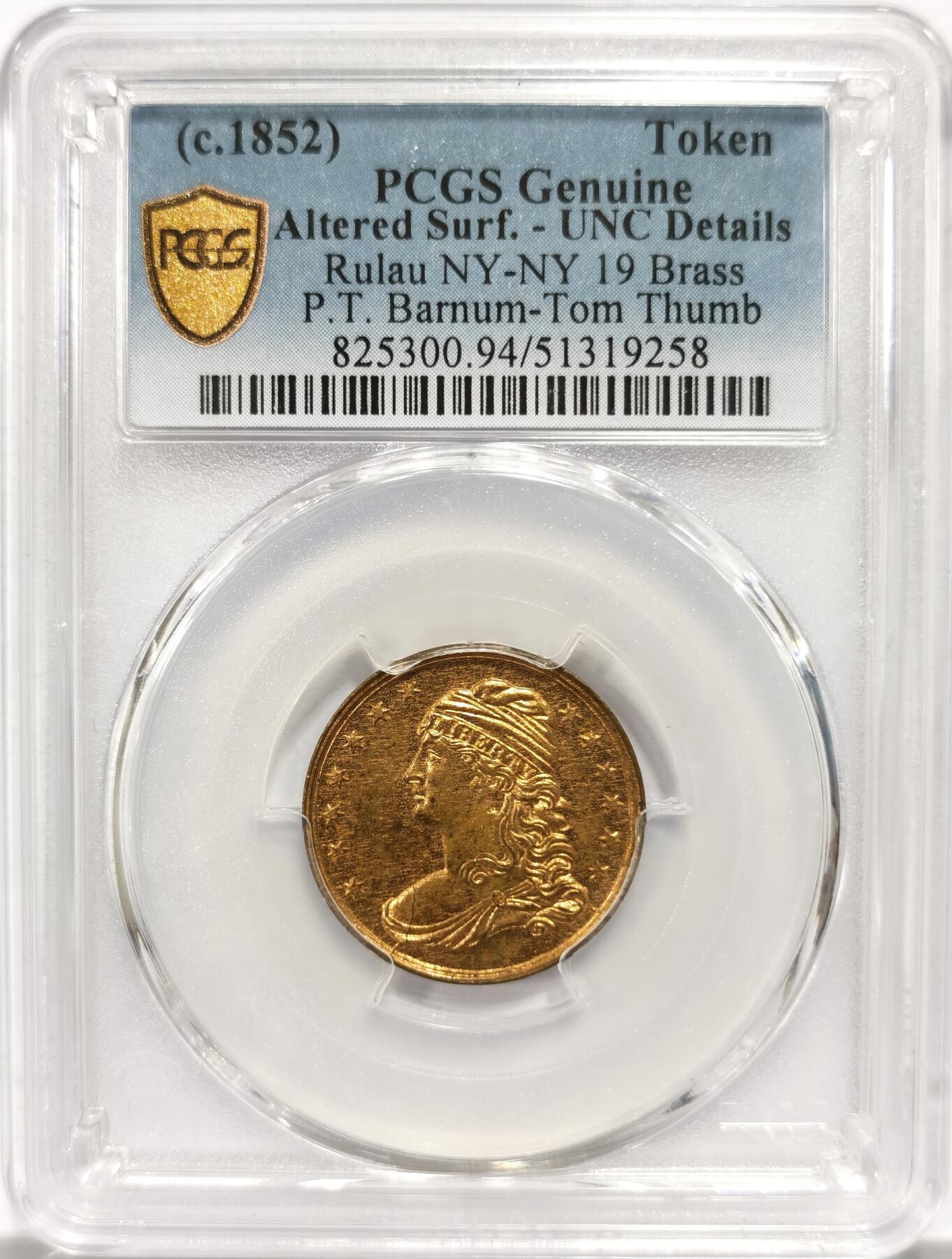 博洋堂藏家专场系列之美国钱币白金之夜专场②暨第152期（全场包邮）  PCGS UNC 美国1852年马戏团黄铜代用币Token，由美国传奇马戏团大亨P.T.巴纳姆（P.T. Barnum） 发行，用于宣传其旗下的侏儒表演者汤姆·桑普（General Tom Thumb）汤姆·桑普是19世纪著名的侏儒表演者，背面文字显示其体重仅15磅，正面自由女神像，存世量很少的稀缺品种